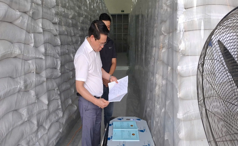 Chi cục DTNN khu vực X thực hiện công tác kiểm tra gạo nhập kho năm 2025.