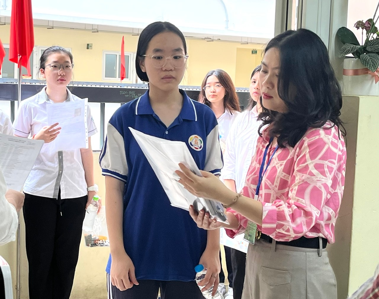 Lần đầu tiên, đề thi môn ngữ văn không sử dụng ngữ liệu trong sách giáo khoa. Ảnh: Lê Nguyễn