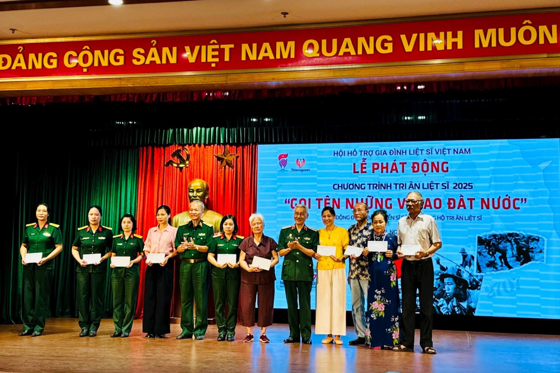 trao-qua-ho-tro-10-gia-dinh-liet-si.jpg