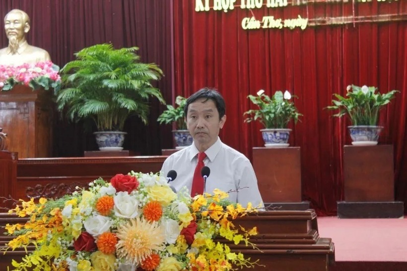 Ông Lê Tiến Dũng - Giám đốc Sở Xây dựng TP. Cần Thơ - thông tin tại kỳ họp. Ảnh: Nhẫn Nam