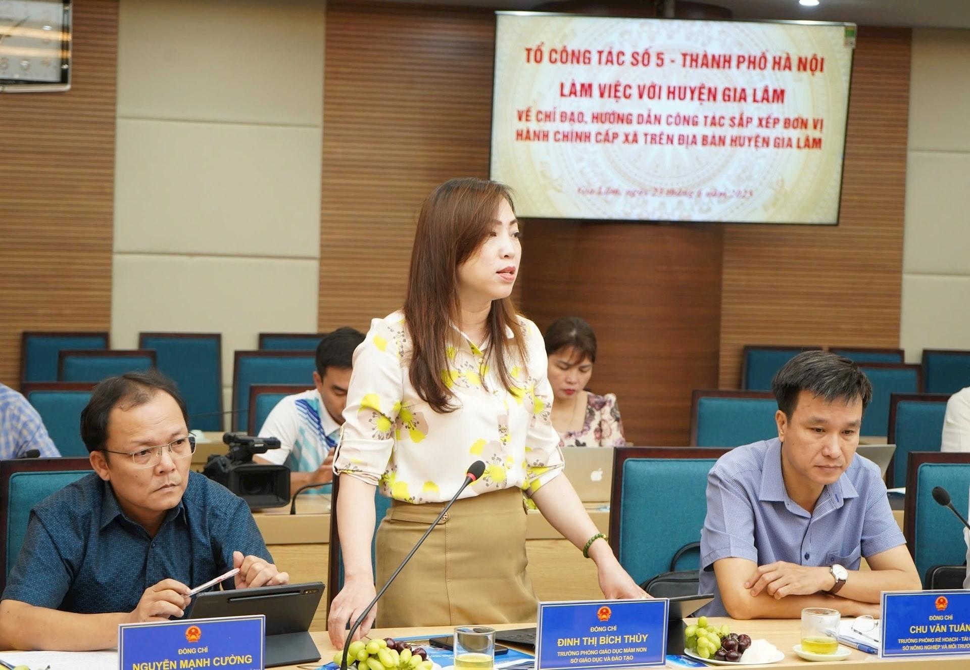 Các thành viên Tổ công tác số 5 của thành phố giải đáp, hướng dẫn huyện Gia Lâm những vấn đề còn vướng mắc. Ảnh: Ánh Dương Các thành viên Tổ công tác số 5 của thành phố giải đáp, hướng dẫn huyện Gia Lâm những vấn đề còn vướng mắc. Ảnh: Ánh Dương