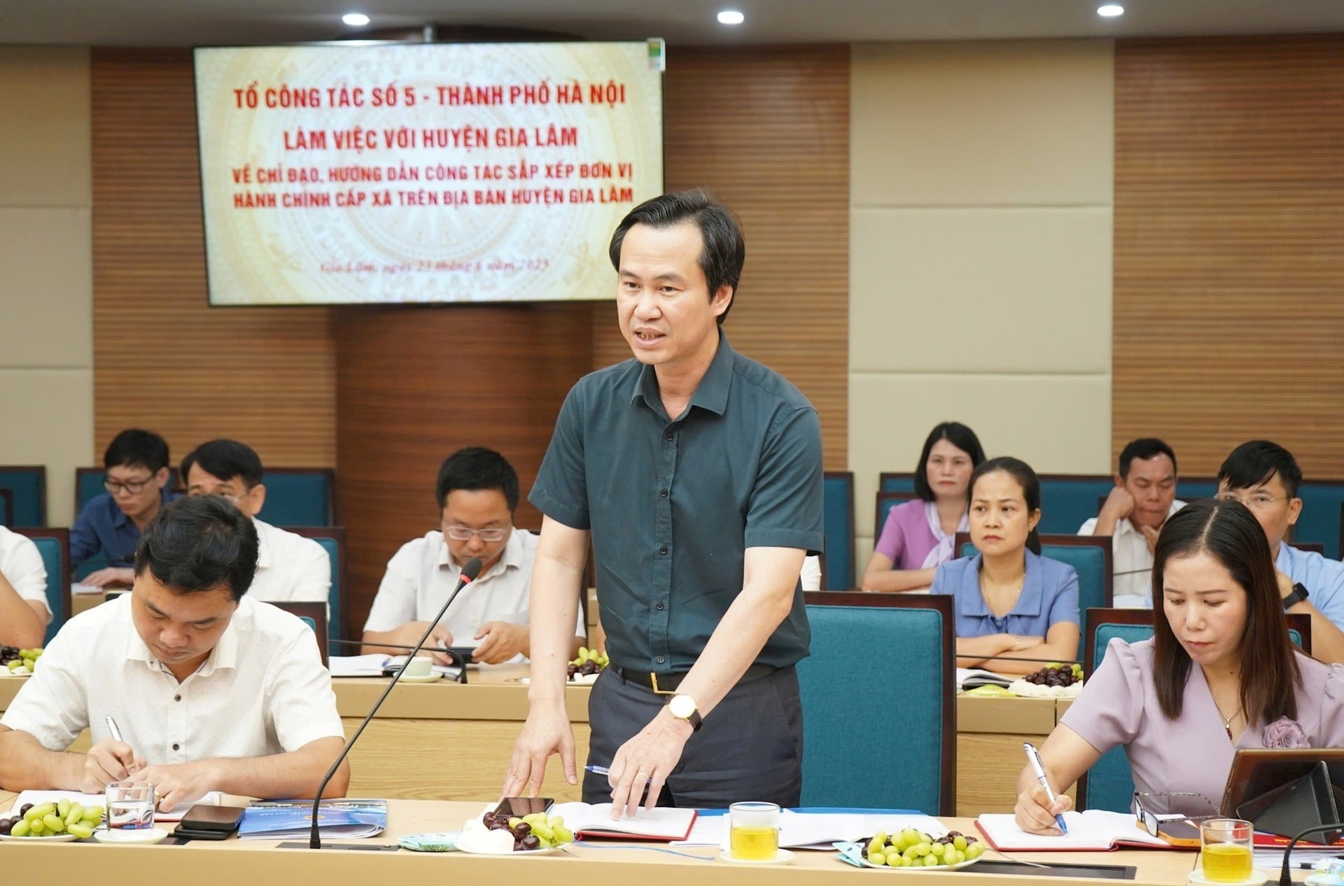 Trưởng ban Tổ chức Huyện ủy Gia Lâm Nguyễn Tuấn Khanh phát biểu. Ảnh: Ánh Dương Trưởng ban Tổ chức Huyện ủy Gia Lâm Nguyễn Tuấn Khanh phát biểu. Ảnh: Ánh Dương