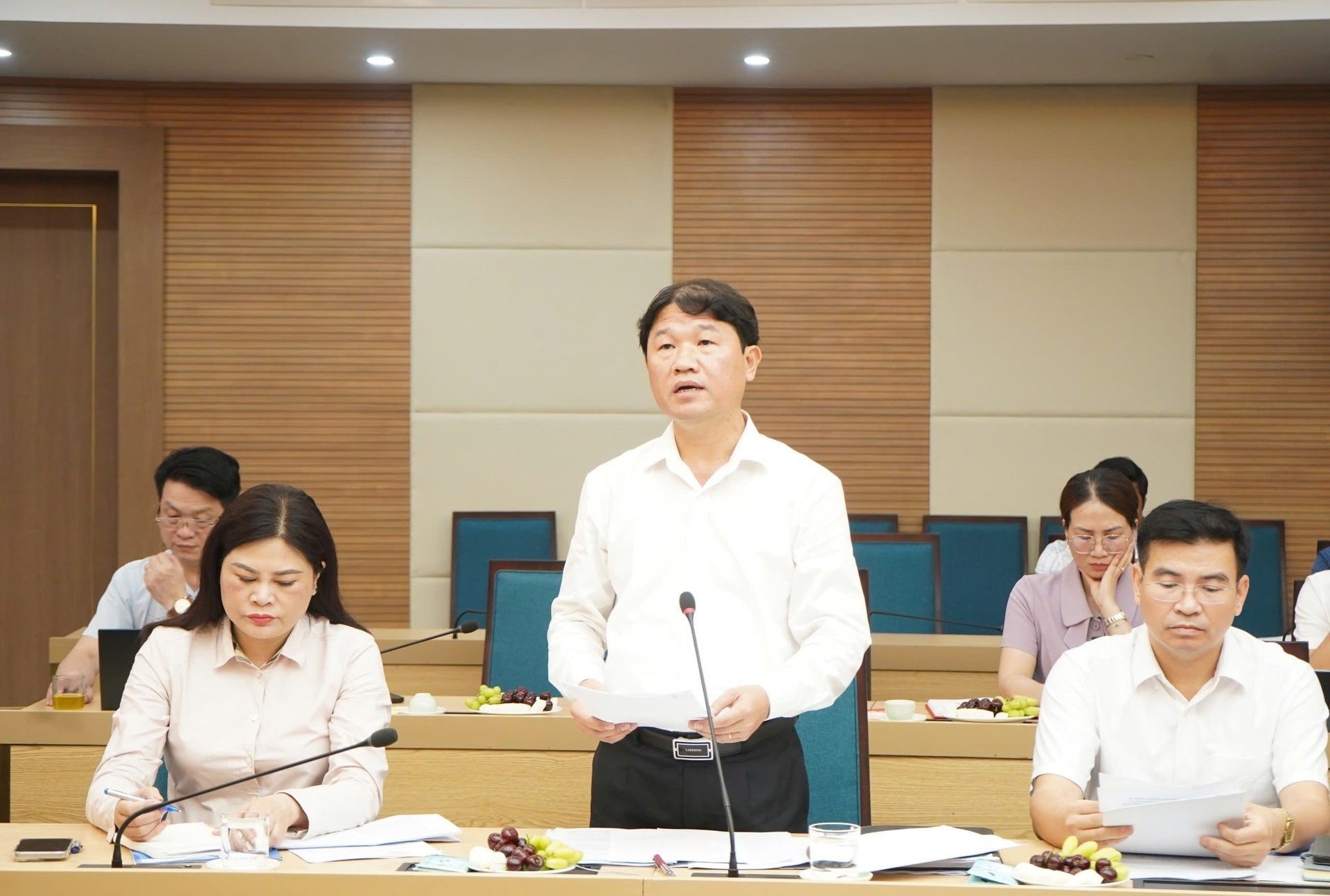 Phó Chủ tịch UBND huyện Gia Lâm Trương Văn Học báo cáo với Tổ công tác số 5. Ảnh: Ánh Dương Phó Chủ tịch UBND huyện Gia Lâm Trương Văn Học báo cáo với Tổ công tác số 5. Ảnh: Ánh Dương