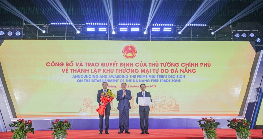 hó Thủ tướng Thường trực Chính phủ Nguyễn Hòa Bình trao quyết định thành lập Khu thương mại tự do Đà Nẵng