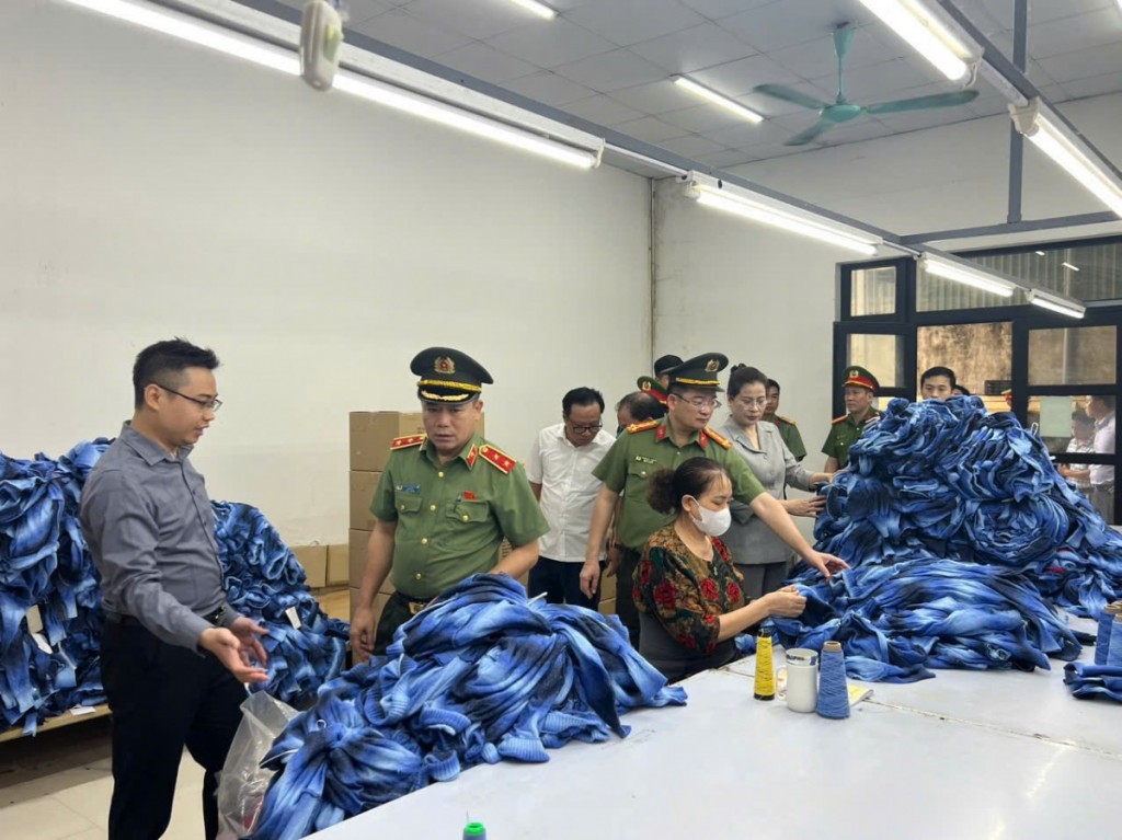 Trung tướng Nguyễn Thanh Tùng, Giám đốc Công an thành phố Hà Nội dẫn đầu đoàn công tác gồm đại diện lãnh đạo Công an thành phố, Sở Công thương Hà Nội và Ủy ban nhân dân huyện Hoài Đức đến làm việc và kiểm tra thực tế hoạt động sản xuất kinh doanh