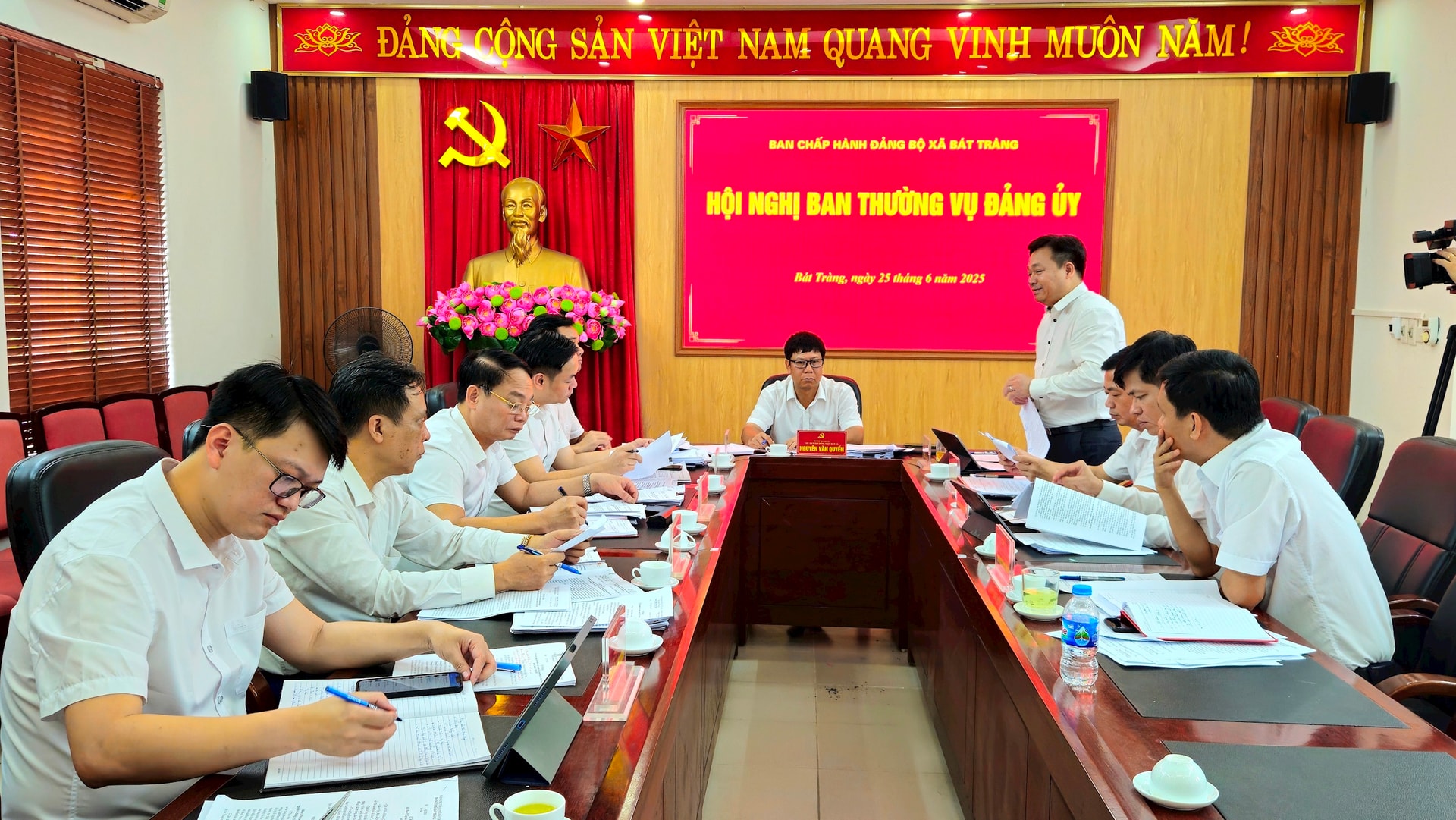 Quang cảnh hội nghị Ban Thường vụ Đảng ủy xã Bát Tràng mới dự kiếnvận hành thử nghiệm. Ảnh: Ánh Dương