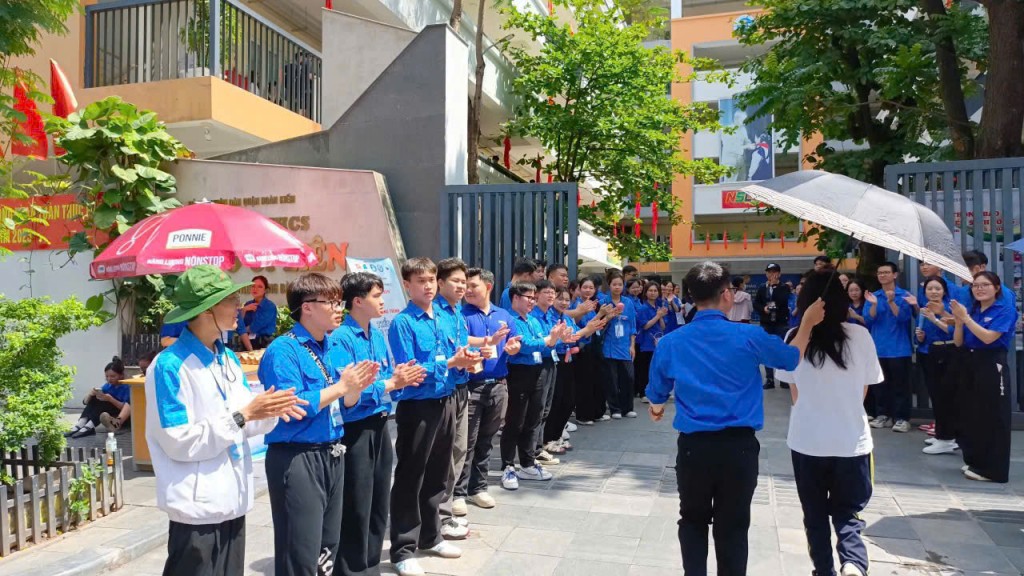 Tình nguyện động viên tinh thần sĩ tử