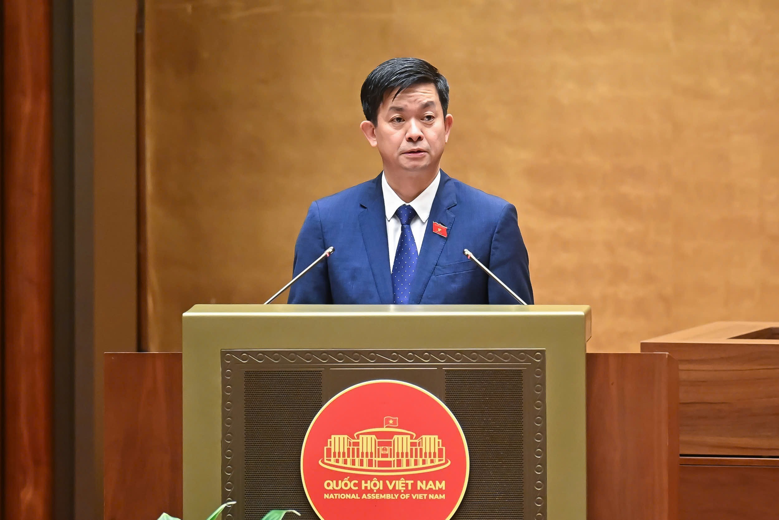 Tổng Thư ký Quốc hội, Chủ nhiệm Văn phòng Quốc hội Lê Quang Tùng trình bày dự thảo Nghị quyết Kỳ họp thứ 9, Quốc hội khóa XV