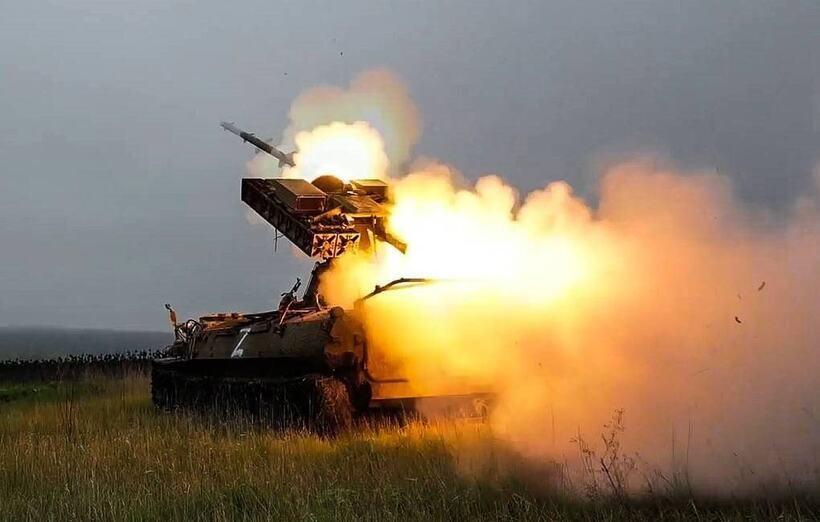 Pháo Nga dội hỏa lực vào công sự Ukraine. Nguồn: Hãng thông tấn TASS