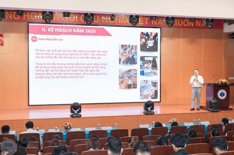 Đại diện Cục Thương mại điện tử và Kinh tế số (Bộ Công Thương) trình bày về chương trình Chuyển đổi số tiểu thương, chợ truyền thống.