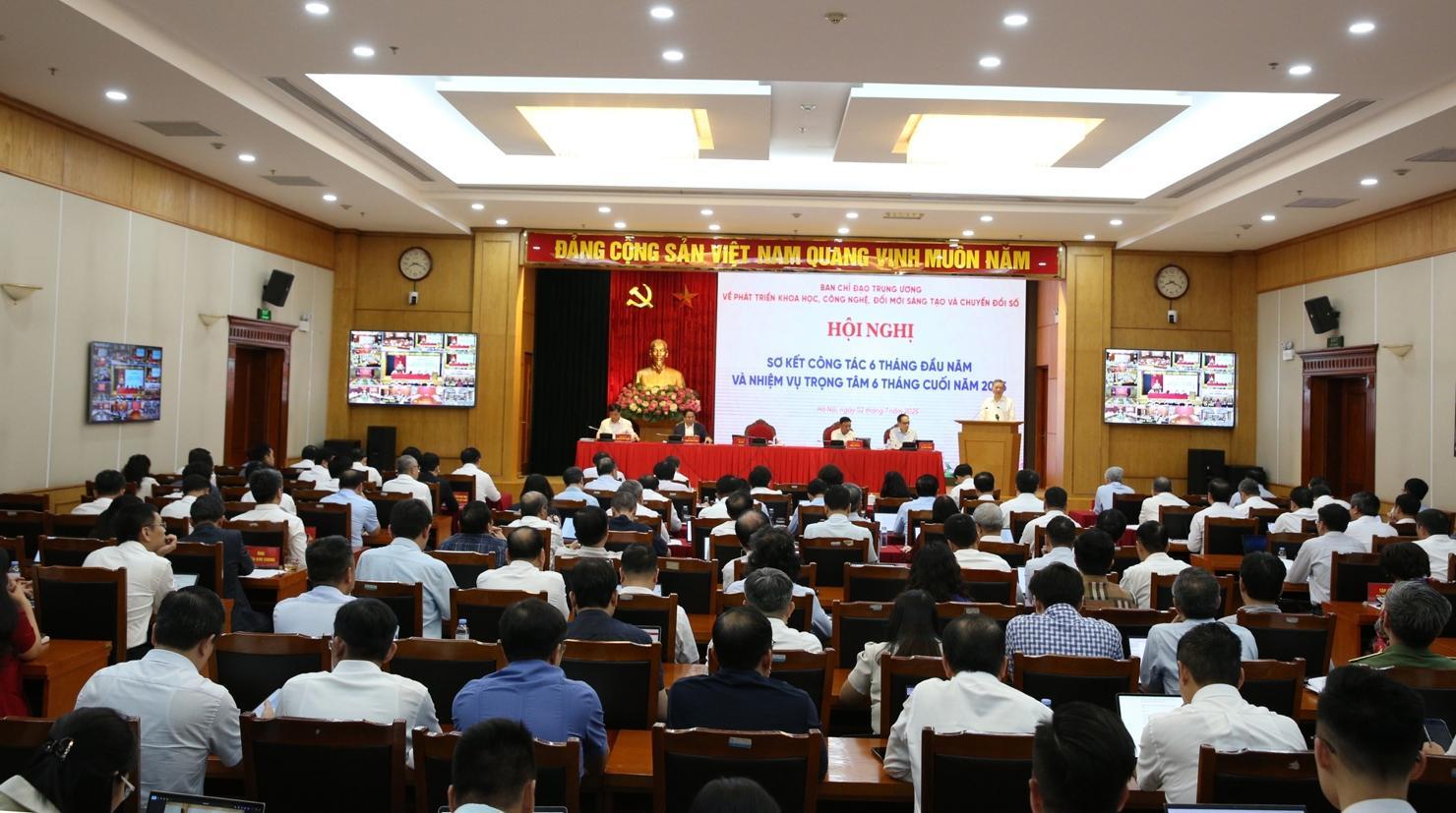 Hội nghị sơ kết công tác 6 tháng đầu năm và nhiệm vụ trọng tâm 6 tháng cuối năm 2025 của Ban Chỉ đạo Trung ương về phát triển khoa học, công nghệ, đổi mới sáng tạo và và chuyển đổi số - Ảnh: VGP/Nguyễn Hoàng.  