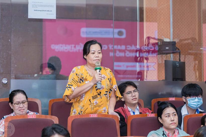 Tiểu thương tham gia chia sẻ, thảo luận với các chuyên gia trong toạ đàm.