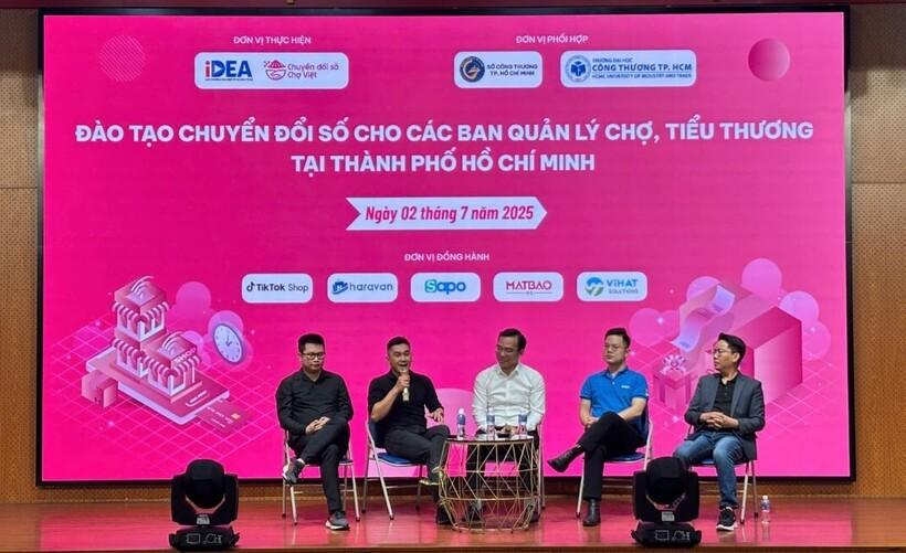 Tọa đàm chia sẻ từ các chuyên gia về các giải pháp chuyển đổi số tiểu thương chợ truyền thống.