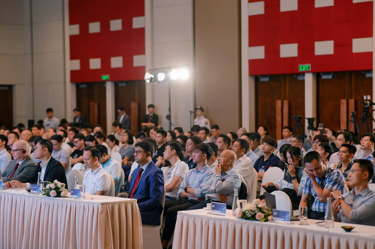 Đông đảo chuyên gia, doanh nghiệp tham dự Diễn đàn. 