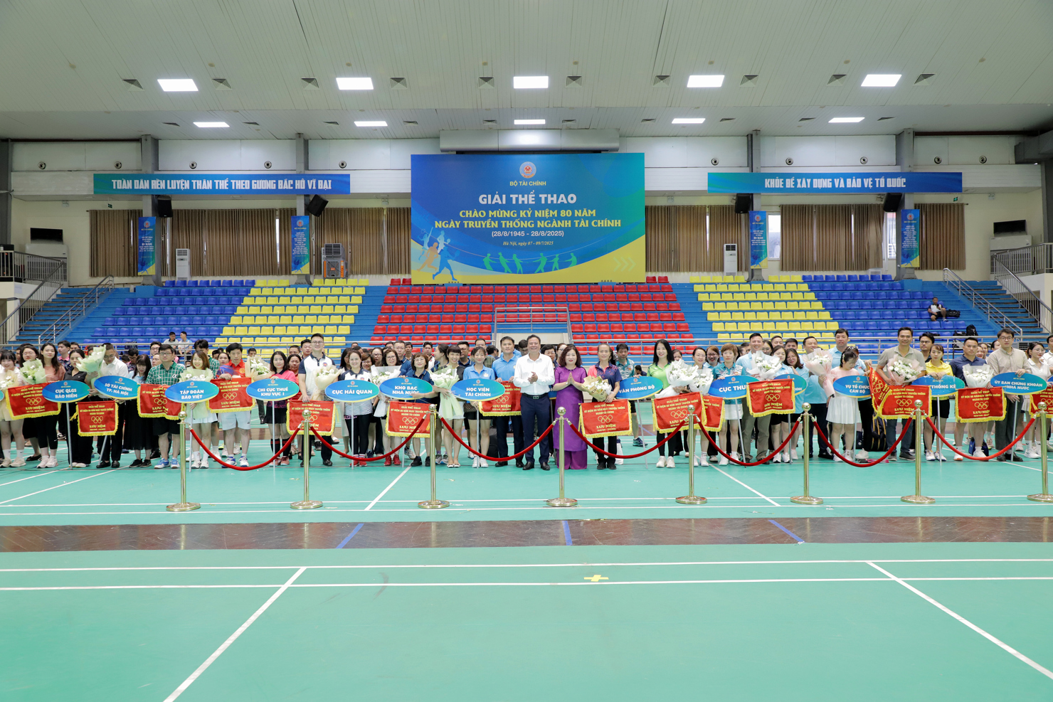 Tặng hoa và cờ lưu niệm cho các đoàn tham gia giải.