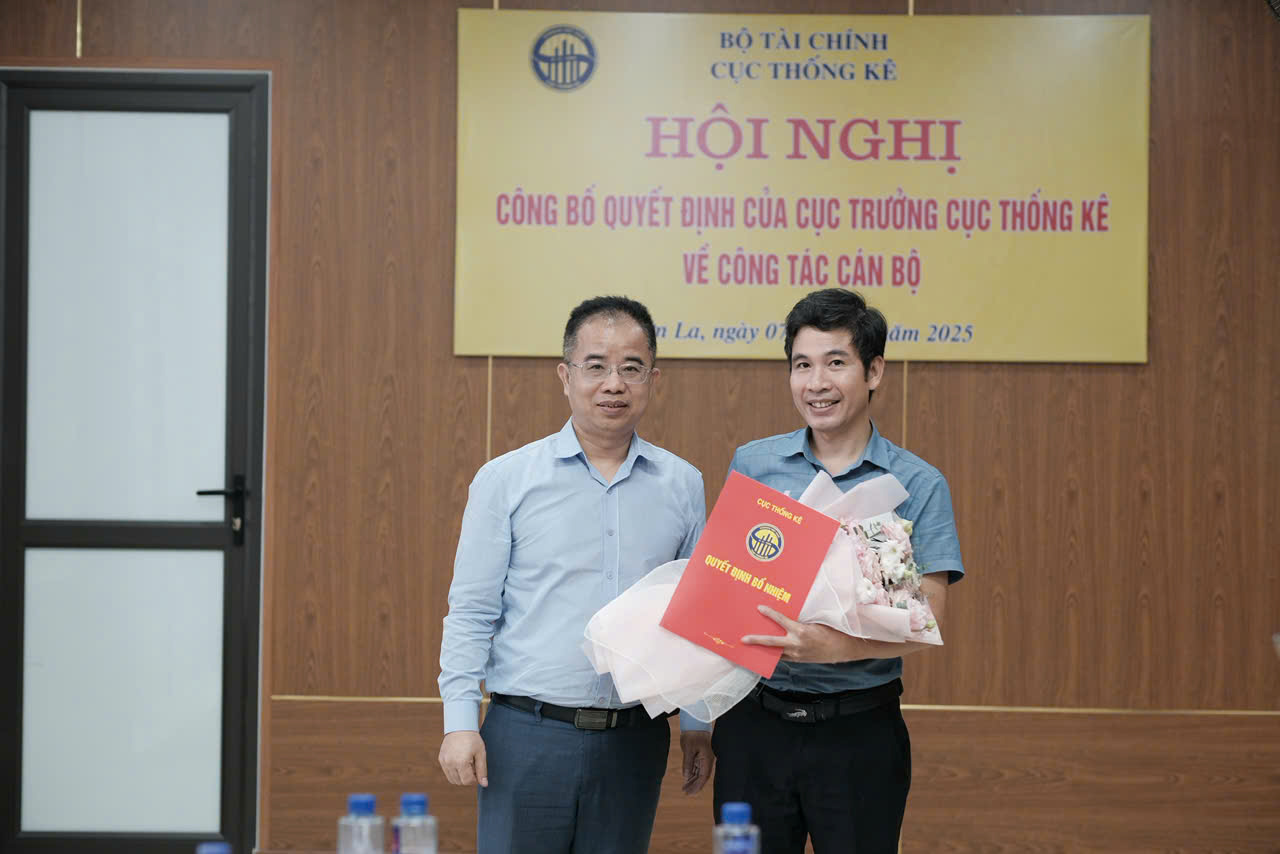 Phó Cục Trưởng Lê Trung Hiếu trao quyết định bổ nhiệm Quyền Trưởng Thống kê, Thống kê tỉnh Sơn La cho đồng chí Đặng Trọng Điệp.