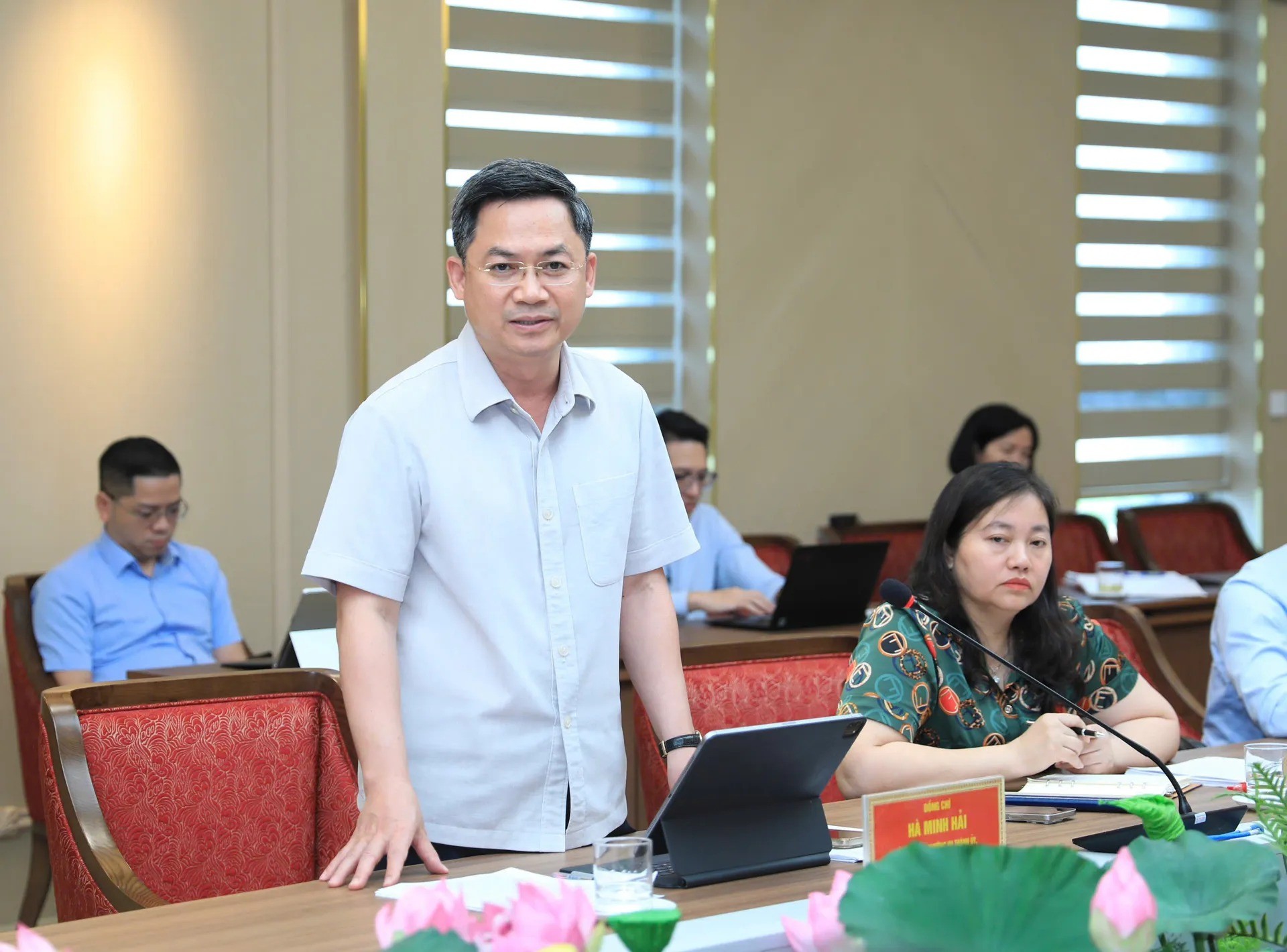 Đồng chí Hà Minh Hải, Trưởng ban Tổ chức Thành uỷ phát biểu tại Hội nghị