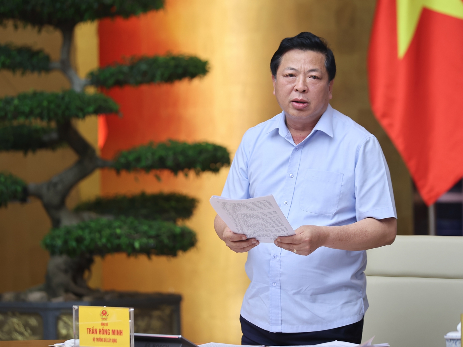 Bộ trưởng Bộ Xây dựng Trần Hồng Minh báo cáo về tình hình triển khai các công trình, dự án. Ảnh: VGP