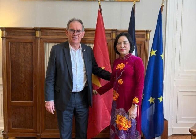 Phó Chủ tịch Quốc hội Nguyễn Thị Thanh và Chủ tịch Nhóm Nghị sĩ hữu nghị Pháp - Việt của Thượng viện Pháp Alain Cadec