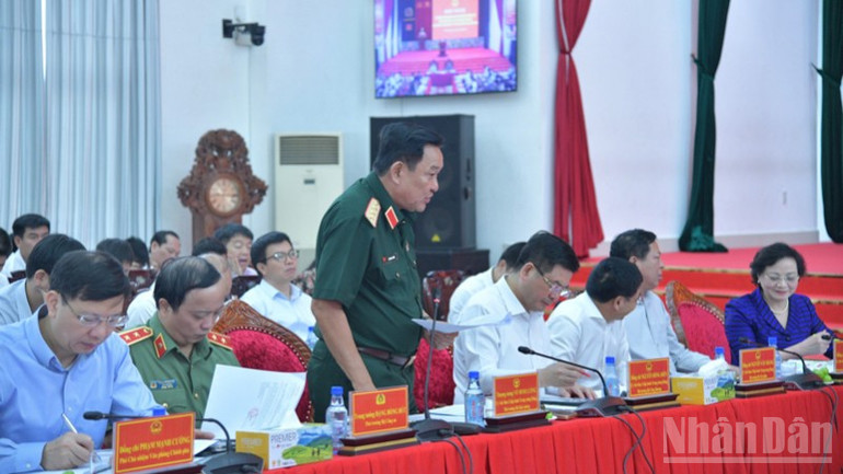 Đại diện lãnh đạo Bộ Quốc phòng phát biểu ý kiến tại buổi làm việc. (Ảnh: THANH GIANG).