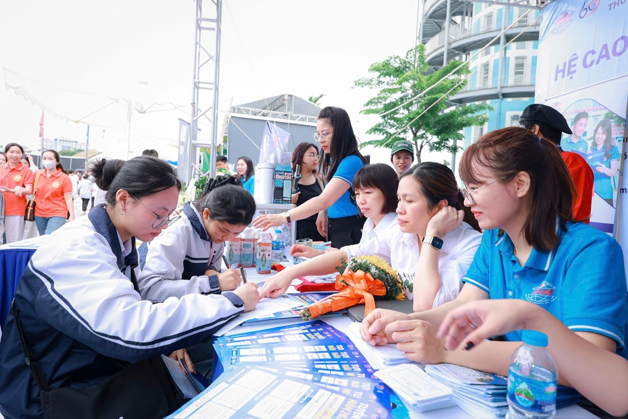 Học sinh THCS Hà Nội tham gia tư vấn chương trình học tập tại Ngày hội gắn kết giáo dục Thủ đô với thị trường lao động năm 2025. Ảnh: Lê Nguyễn