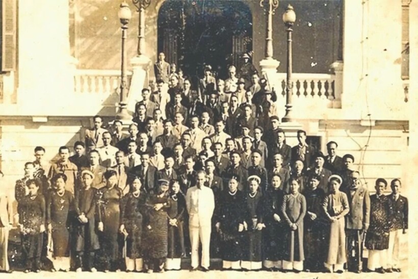 Chủ tịch Hồ Chí Minh gặp gỡ giới Công Thương Hà Nội tại Bắc Bộ phủ năm 1945 (Ảnh tư liệu)