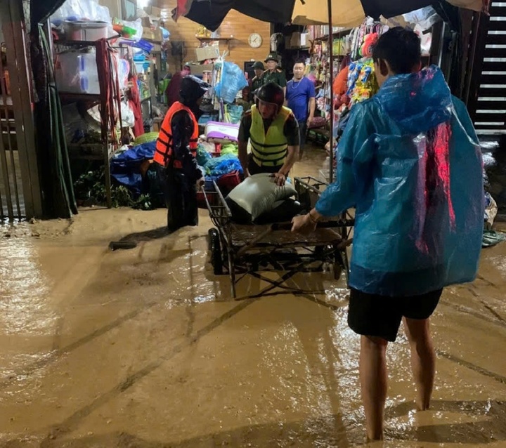 Nước lũ về nhanh trong đêm, lực lượng chức năng đã kịp thời hỗ trợ di dời tài sản đến nơi an toàn. Ảnh: Phạm Thủy