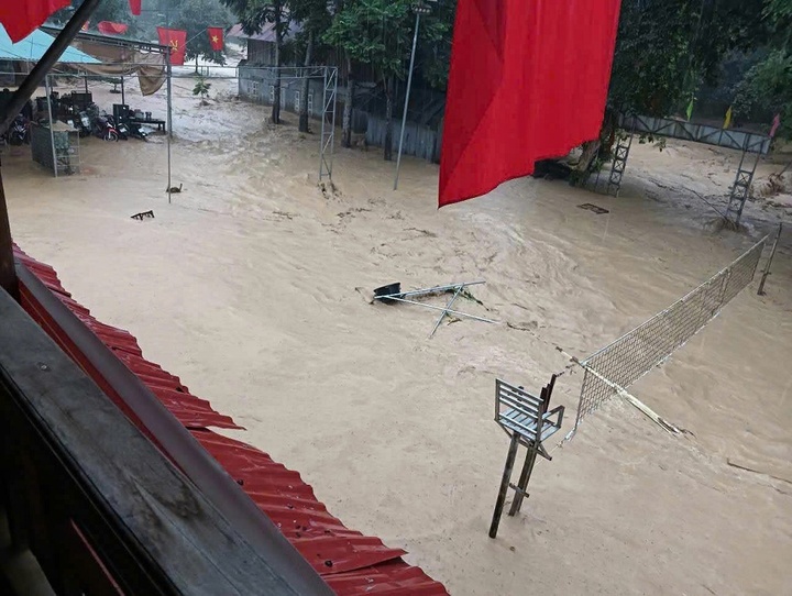 Nước lũ dâng cao, nhiều nơi ngập sâu, bị cô lập. Ảnh: Thuy Thủy