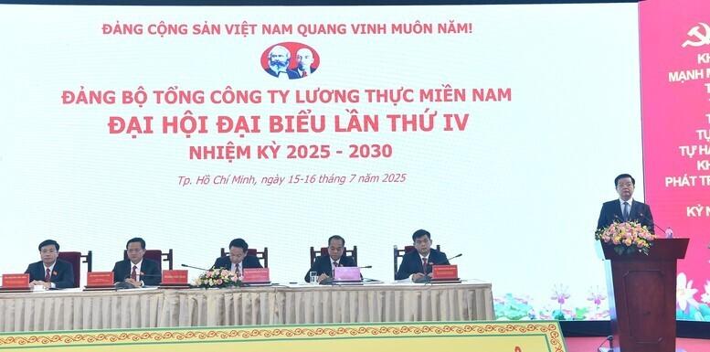 Phó Thủ tướng yêu cầu Vinafood II cần phát huy truyền thống 50 năm hình thành và phát triển, bứt phá mạnh mẽ hơn nữa, giữ vững vai trò là lực lượng nòng cốt của ngành lương thực Việt Nam. Ảnh: VGP/Gianh Thanh
