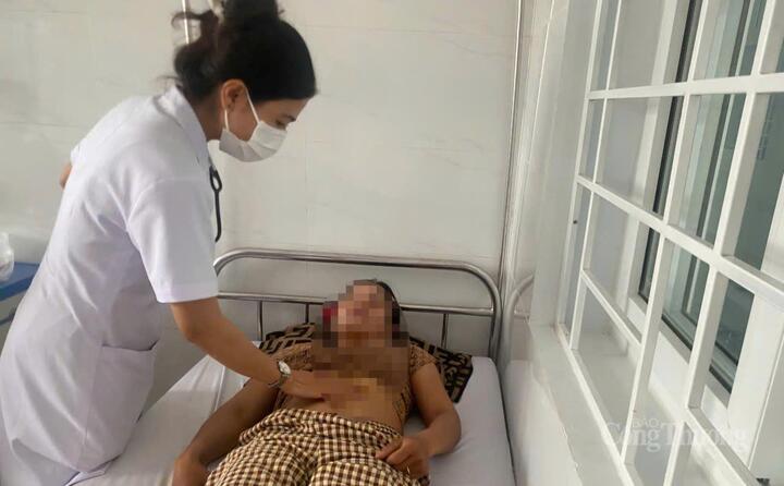 Cấp cứu bệnh nhân nghi bị ngộ độc thực phẩm khai do ăn bánh mỳ