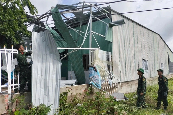 Mưa to kèm dông lốc làm tốc mái nhiều ngôi nhà trên địa bàn tỉnh Đồng Tháp. Ảnh: CTV.