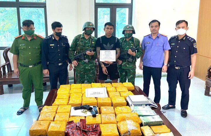 Trần Văn Nam cùng lượng lớn ma túy bị lực lượng chức năng bắt giữ. Ảnh: Bộ đội biên phòng Hà Tĩnh