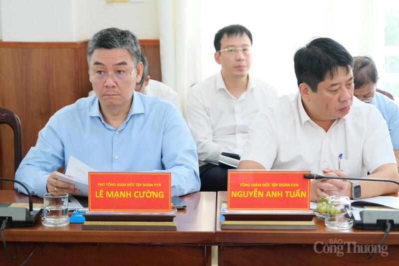 Phó Tổng giám đốc Tập đoàn PVN Lê Mạnh Cường (trái) và Tổng giám đốc Tập đoàn EVN Nguyễn Anh Tuấn