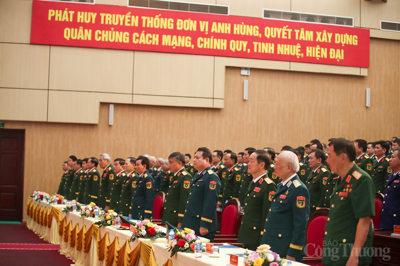 Cùng dự buổi lễ có Trung tướng Phạm Trường Sơn, Phó tổng Tham mưu trưởng Quân đội nhân dân Việt Nam; Trung tướng Trương Thiên Tô, Phó chủ nhiệm Tổng cục Chính trị Quân đội nhân dân Việt Nam; đại biểu các đơn vị thuộc Bộ Quốc phòng; các đồng chí cán bộ lão thành cách mạng, các đồng chí tướng lĩnh, Anh hùng Lực lượng vũ trang nhân dân; các đồng chí lãnh đạo, chỉ huy, nguyên lãnh đạo, chỉ huy Quân chủng Phòng không-Không quân các thời kỳ...
