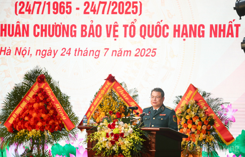 Thiếu tướng Vũ Hồng Sơn, Tư lệnh Quân chủng Phòng không-Không quân trình bày diễn văn tại buổi lễ.