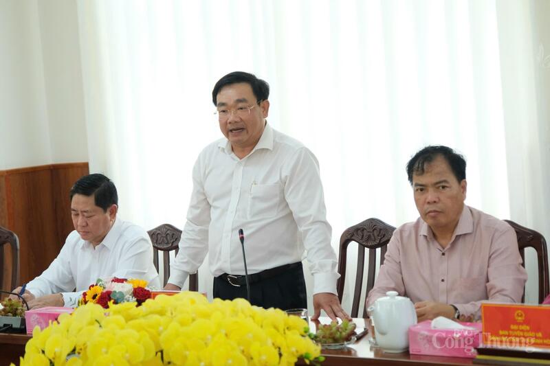 Phó Chủ tịch UBND tỉnh Trịnh Minh Hoàng báo cáo đoàn công tác về tình hình thực hiện triển khai dự án Nhà máy điện hạt nhân Ninh Thuận 1 và Ninh Thuận 2