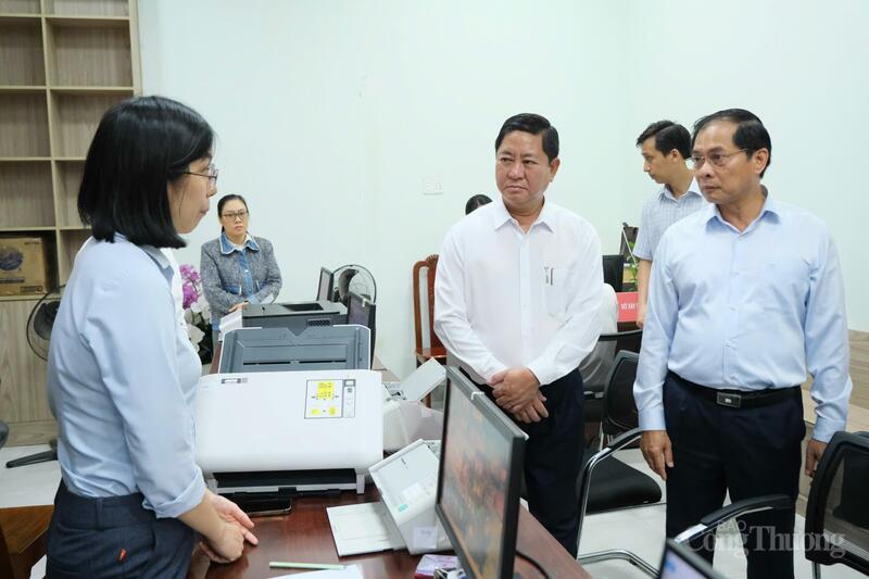 Phó Thủ tướng Chính phủ Bùi Thanh Sơn và Chủ tịch UBND tỉnh Khánh Hoà Trần Quốc Nam thăm hỏi cán bộ thực hiện nhiệm vụ tại Trung tâm Phục vụ hành chính công phường Phan Rang.