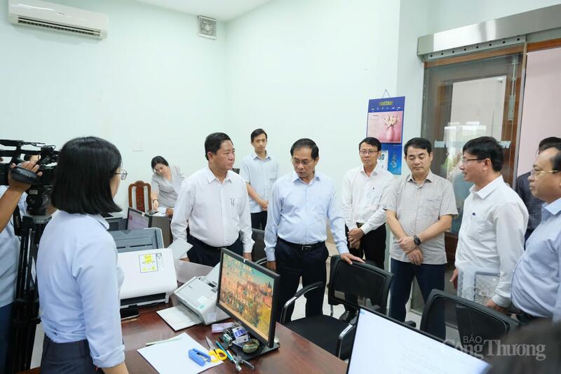 Phó Thủ tướng Chính phủ Bùi Thanh Sơn cùng đoàn công tác đã đi thăm, kiểm tra việc thực hiện nhiệm vụ tại Trung tâm Phục vụ hành chính công phường Phan Rang