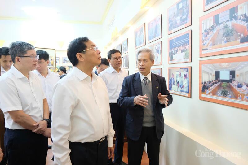 Phó GS.TS Nguyễn Nhị Điền, nguyên Viện trưởng Viện Nghiên cứu Hạt nhân báo cáo với Phó Thủ tướng Bùi Thanh Sơn quá trình lịch sử hoạt động của đơn vị tại Nhà truyền thống của Viện