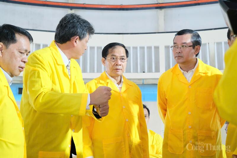 Lãnh đạo Viện Nghiên cứu Hạt nhân báo cáo, trao đổi với Phó Thủ tướng Chính phủ Bùi Thanh Sơn khi kiểm tra khu vực Lò phản ứng hạt nhân.