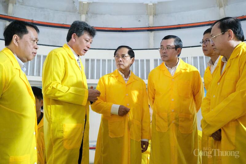 Lãnh đạo Viện Nghiên cứu Hạt nhân báo cáo, trao đổi với Phó Thủ tướng Chính phủ Bùi Thanh Sơn khi kiểm tra khu vực Lò phản ứng hạt nhân