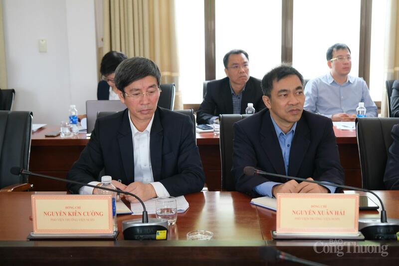 Các đại biểu tham dự buổi làm việc