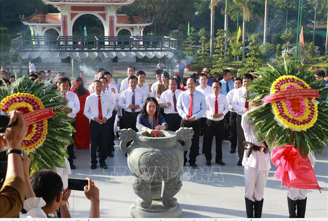 Phó Chủ tịch nước Võ Thị Ánh Xuân dâng hương tưởng nhớ Chủ tịch Hồ Chí Minh. Ảnh: Huỳnh Anh/TTXVN