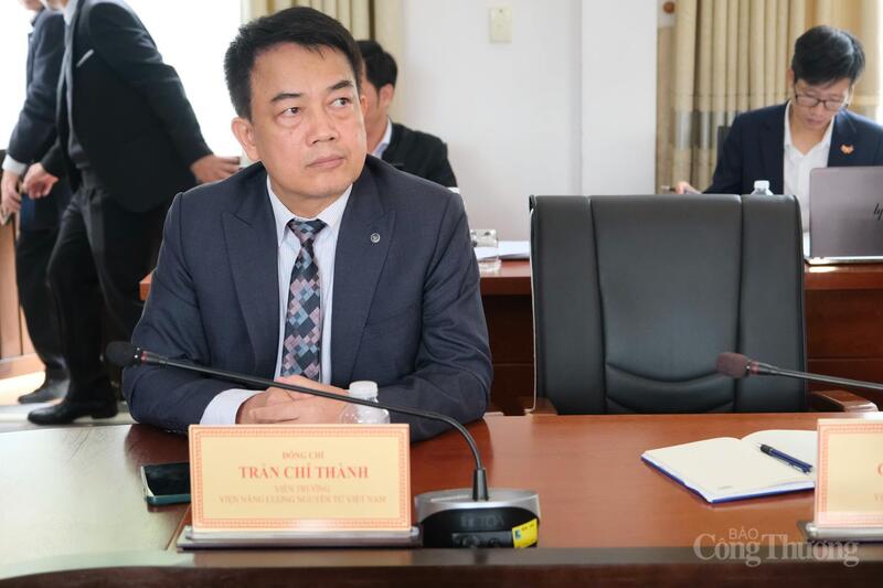 Các đại biểu tham dự buổi làm việc