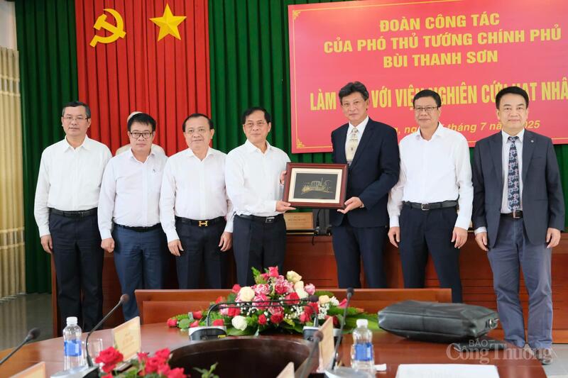 Lãnh đạo Viện Nghiên cứu Hạt nhân tặng quà lưu niệm cho đoàn công tác của Chính phủ