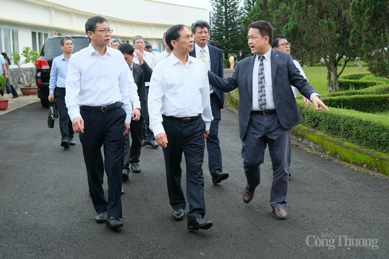 Đoàn công tác của Chính phủ do Phó Thủ tướng Chính phủ Bùi Thanh Sơn làm trưởng đoàn thăm và làm việc với Viện Nghiên cứu Hạt nhân