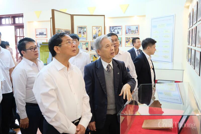 Phó GS.TS Nguyễn Nhị Điền, nguyên Viện trưởng Viện Nghiên cứu Hạt nhân báo cáo với Phó Thủ tướng Bùi Thanh Sơn quá trình lịch sử hoạt động của đơn vị tại Nhà truyền thống của Viện