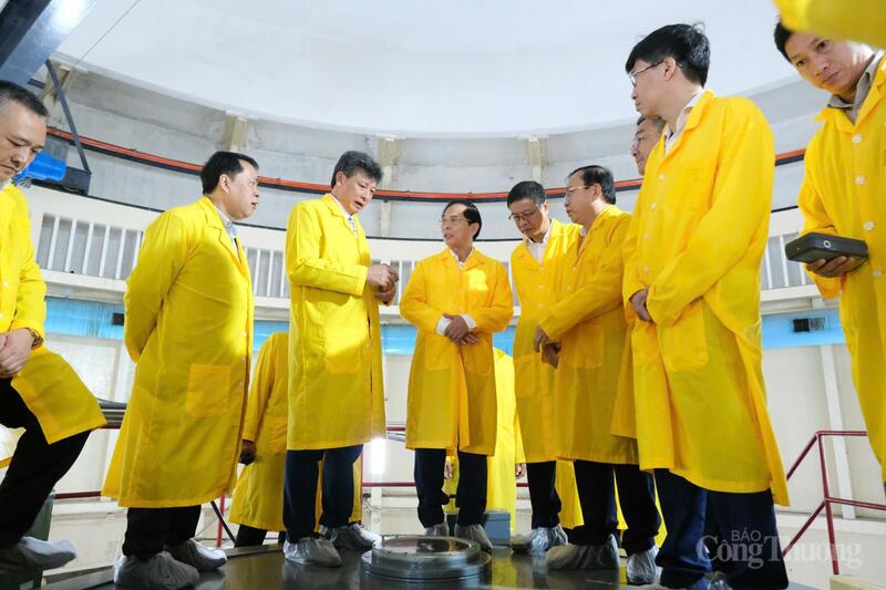 Lãnh đạo Viện Nghiên cứu Hạt nhân báo cáo, trao đổi với Phó Thủ tướng Chính phủ Bùi Thanh Sơn khi kiểm tra khu vực Lò phản ứng hạt nhân