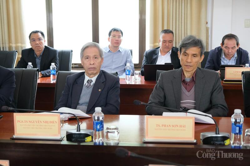 Nguyên lãnh đạo Viện nghiên cứu Hạt nhân và các đại biểu tham dự buổi làm việc