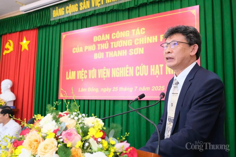 Viện trưởng Viện Nghiên cứu Hạt nhân Cao Đông Vũ báo cáo tình hình hoạt động của Viện thời gian qua